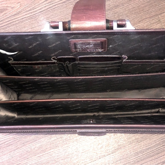 Mancini briefcase 18″ x 6″ x 13″ ( L x D x H )
4.2 lbs / 1.9 kgs NEW w/ out tags - Picture 8 of 9